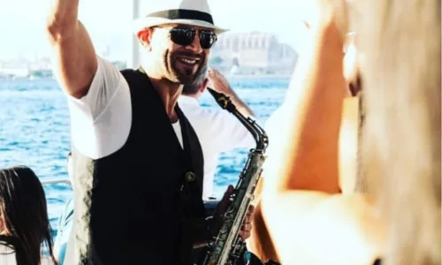 hen-party-boat-saxophonist