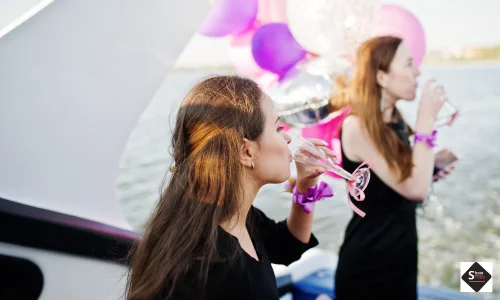 hen-boat-party-event-organizer-barcelona hen-boat-party-event-organizer-barcelona